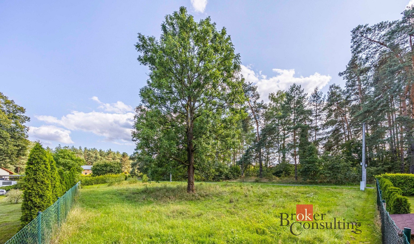 Prodej stavebního pozemku 896 m² – fotografie 2
