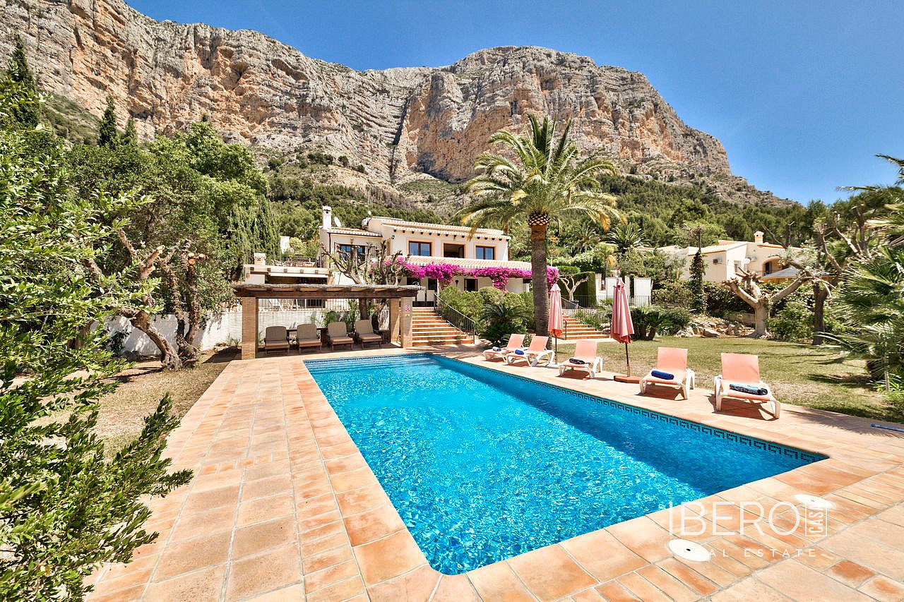 Prodej domu 278 m² s pozemkem 1 748 m²