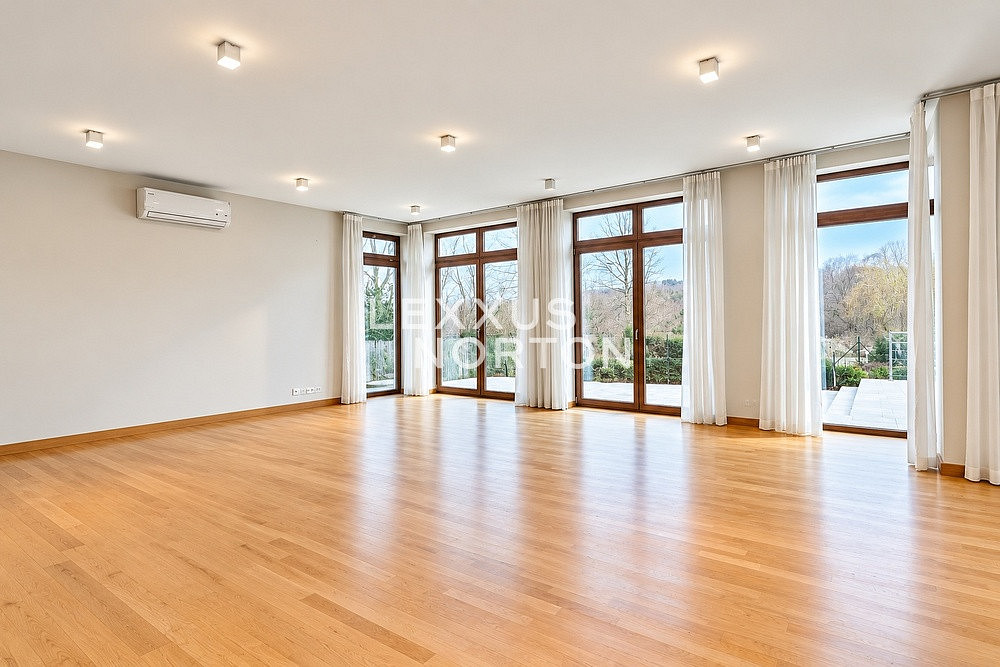 Pronájem domu 400 m² s pozemkem 1 864 m²