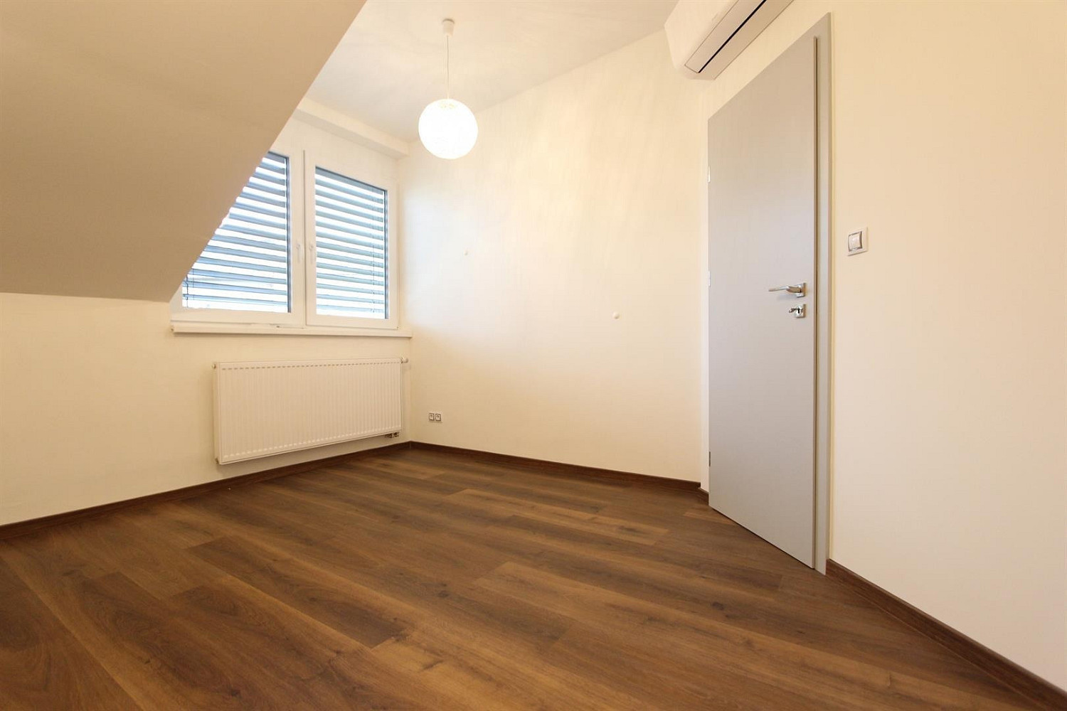 Pronájem bytu 4+kk 112 m² — photo 2