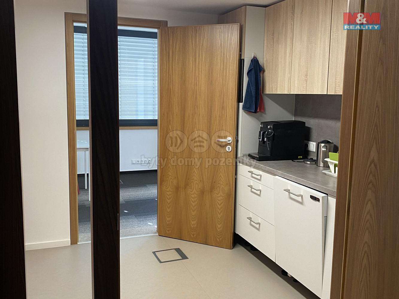 Pronájem kanceláře 486 m² – fotografie 5