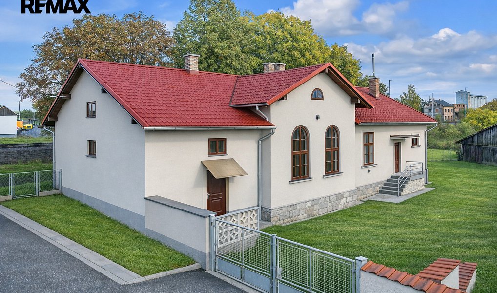 Prodej domu 370 m² s pozemkem 4 375 m², Luštěnice – fotka 1 z 26