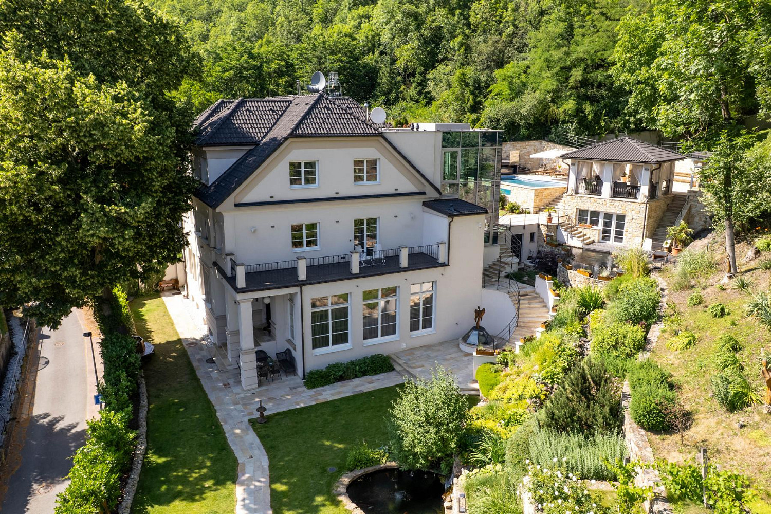 Prodej domu 850 m² s pozemkem 5 469 m²