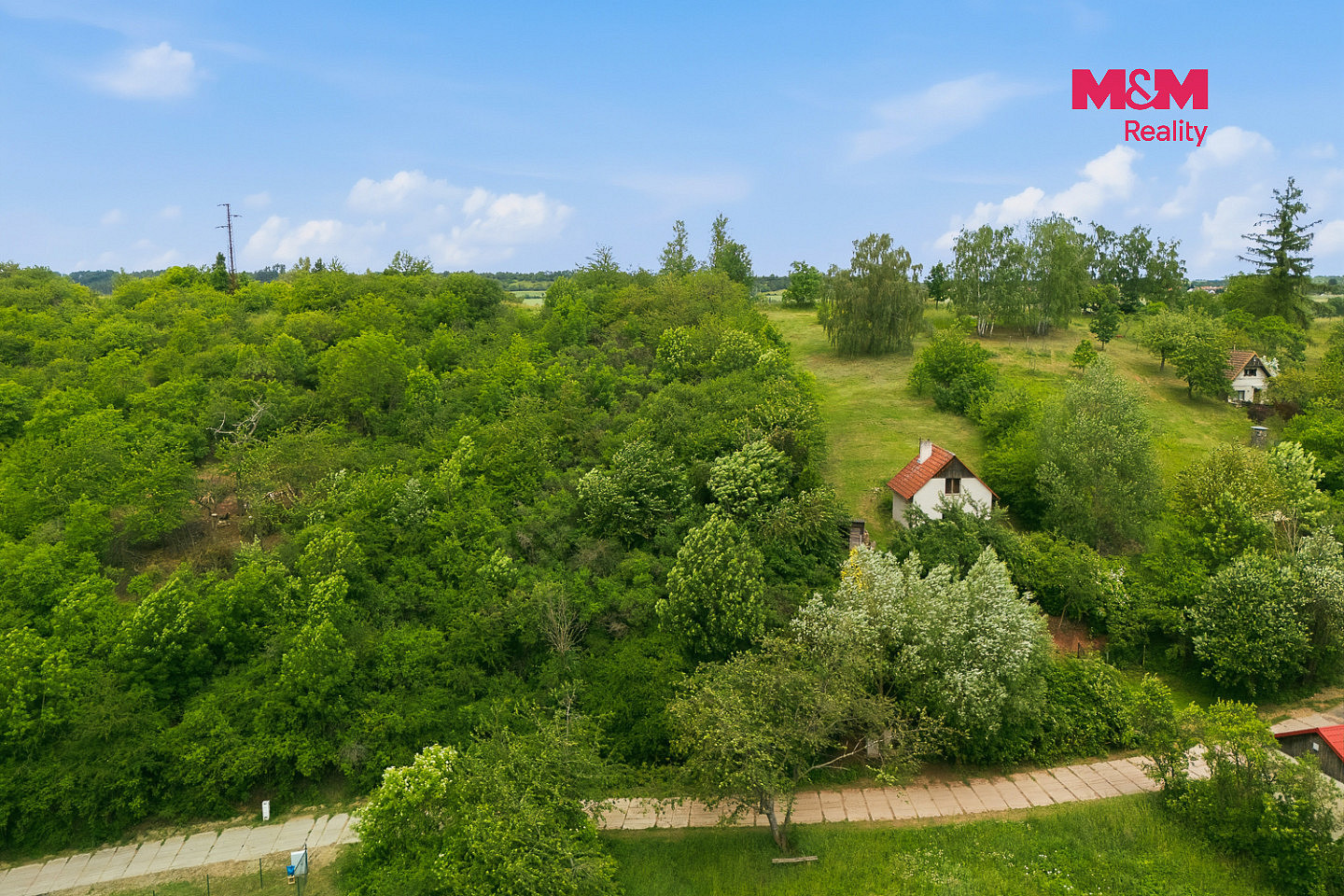 Prodej stavebního pozemku 2 033 m² – fotografie 2