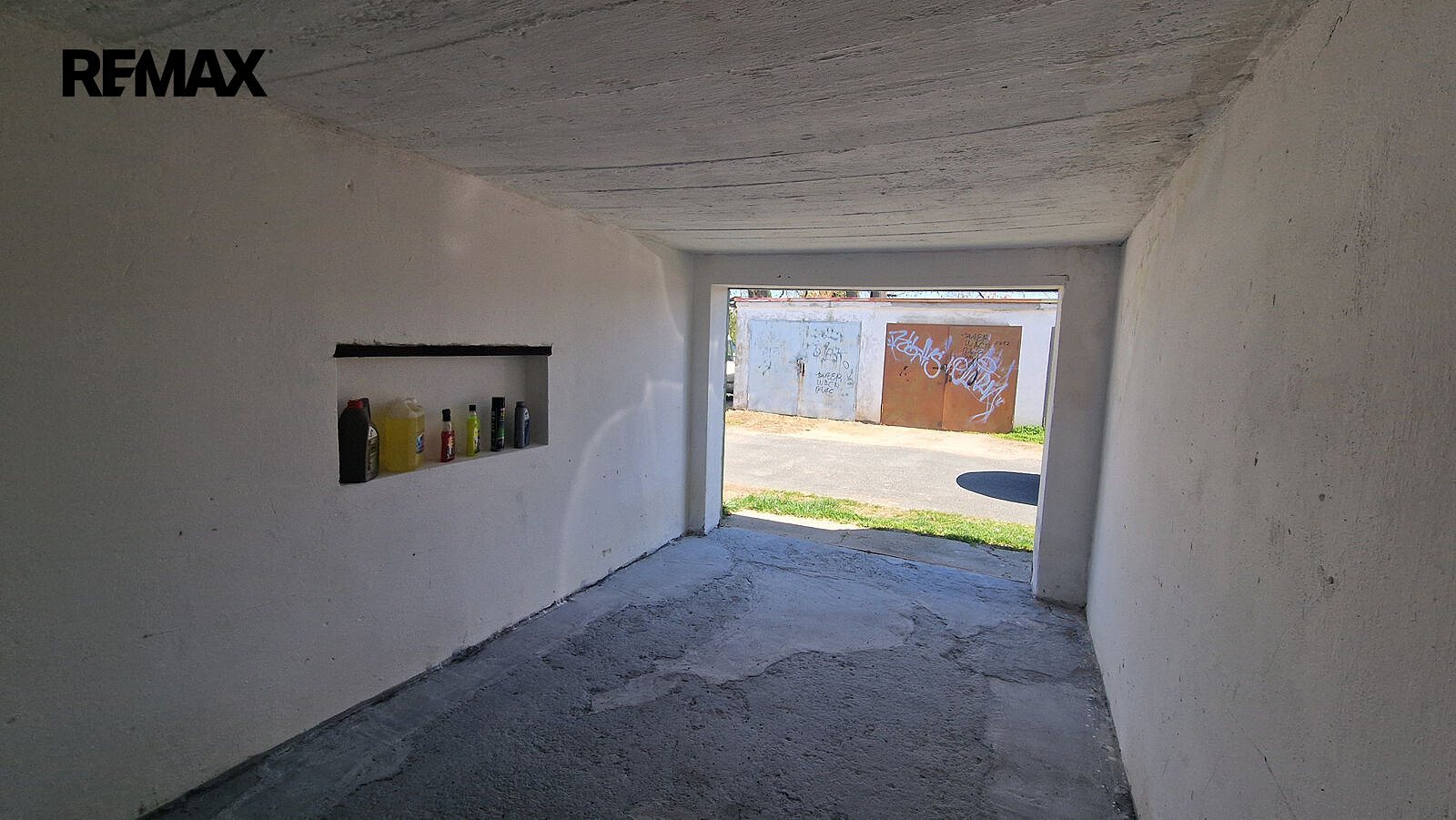 Prodej garáže 18 m2 brno-přízřenice, ulice jezerní — photo 2
