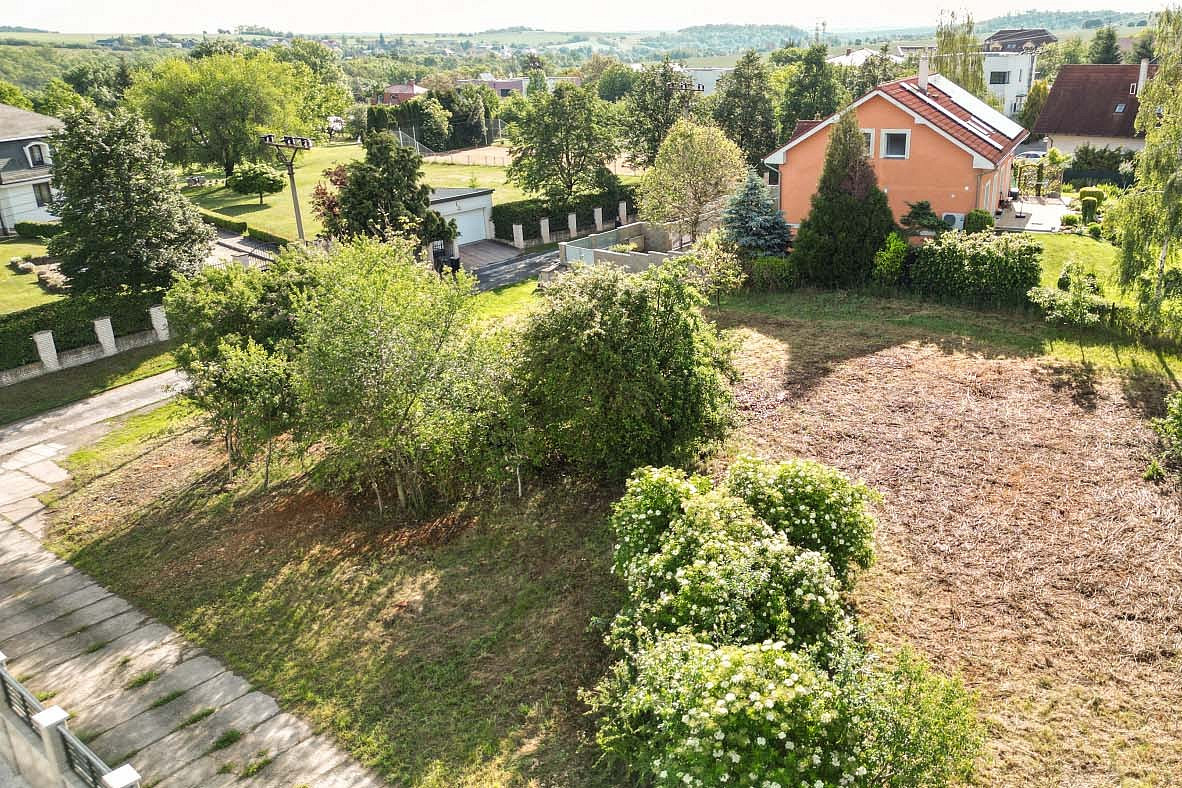 Prodej stavebního pozemku 887 m² – pohled 3