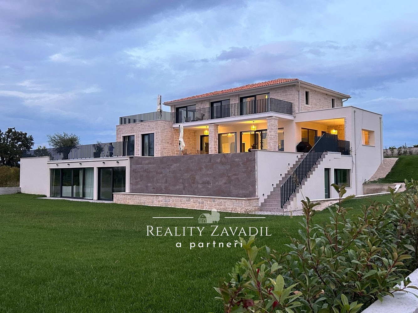 Prodej domu 430 m² s pozemkem 1 800 m²