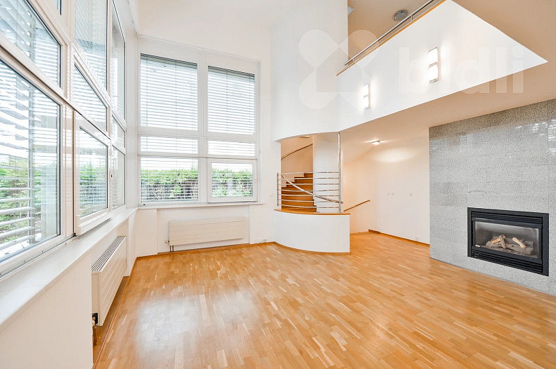 Pronájem domu 379 m² s pozemkem 572 m² — photo 2