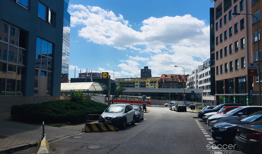 Pronájem garážového hydraulického stání, ulice Pešlova, Praha 9 - Vysočany., Praha – náhled fotky 3