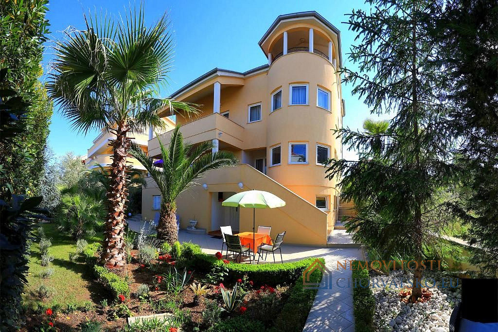 Prodej domu 386 m² s pozemkem 586 m² - View 4