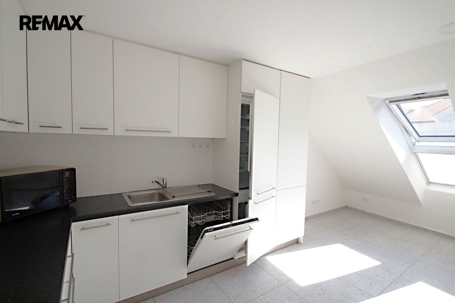 Pronájem bytu 1+kk 27 m² – fotografie 4