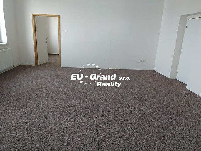 Pronájem kanceláře 250 m² – fotografie 2