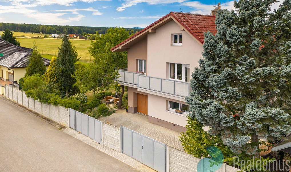 Prodej domu 245 m² s pozemkem 757 m², Litvínovice – náhled fotky 2
