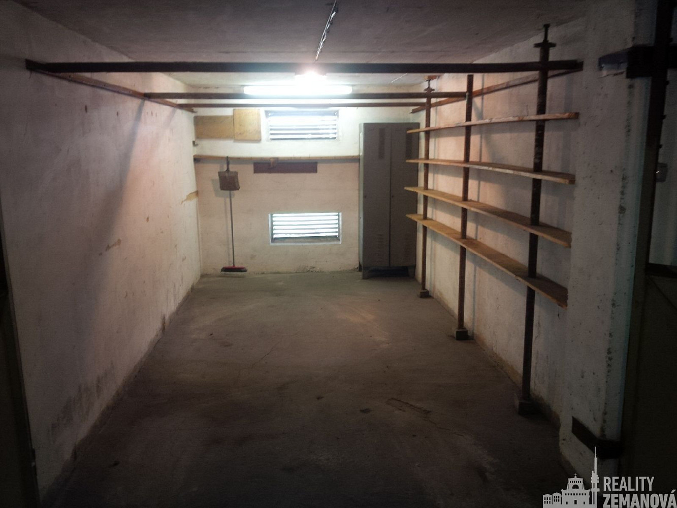 Garážové stání 16,7m2 v podolí za vraty na dálkové ovládání. — photo 3