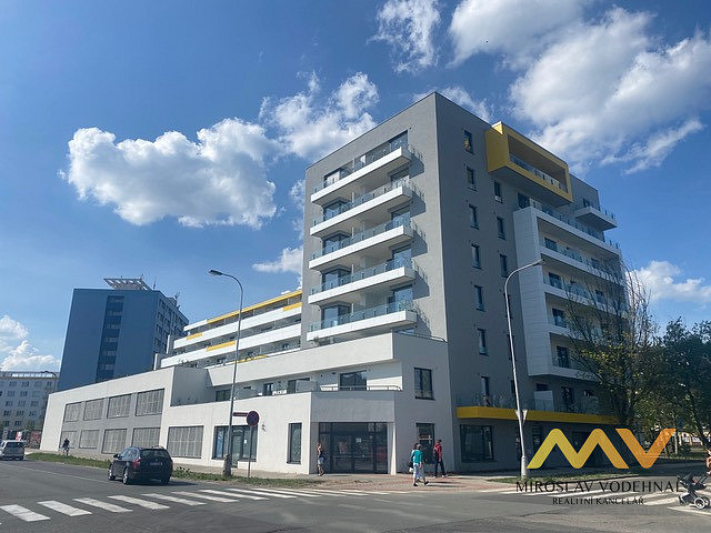 Pronájem garážového parkovacího stání, 12 m2 Hradec Králové, ul. Kubelíkova.