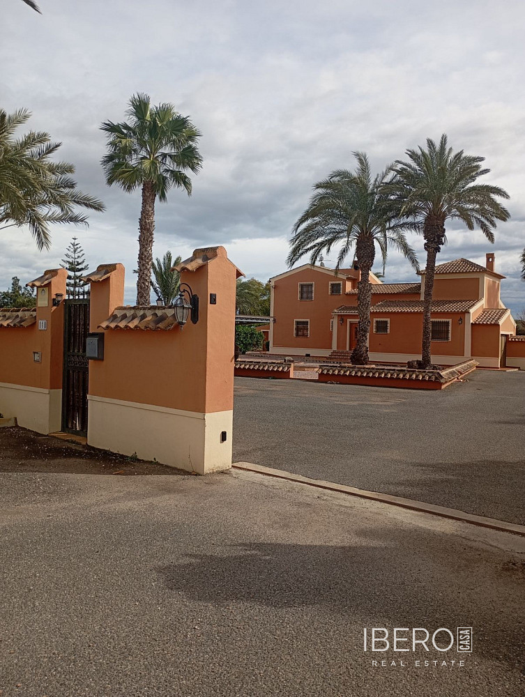 Prodej domu 350 m² s pozemkem 6 987 m²