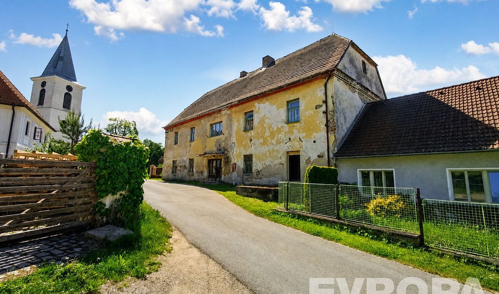 Prodej domu 631 m² s pozemkem 856 m², Uzeničky – náhled fotky 2