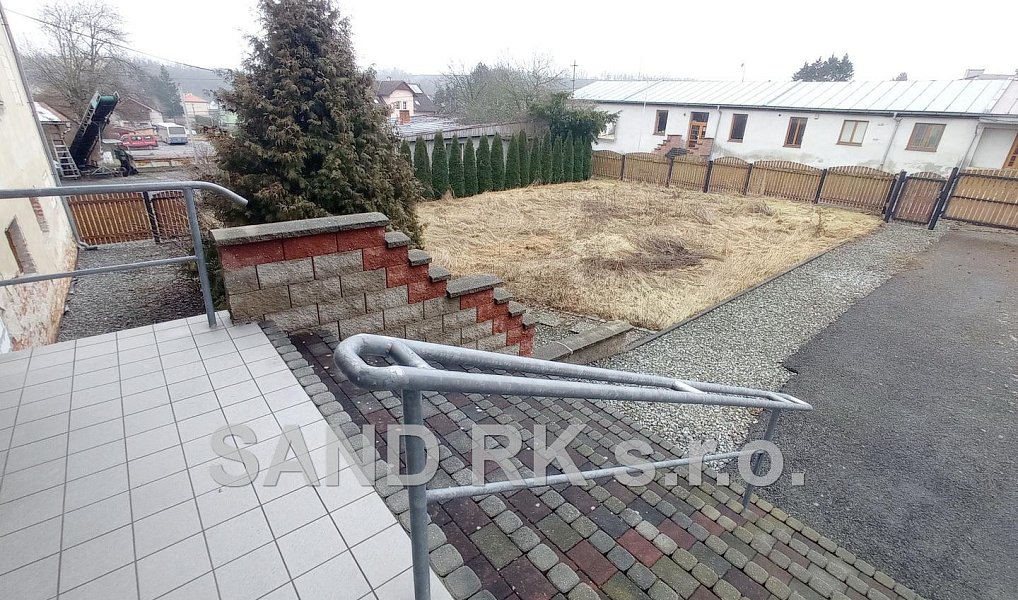 Velká zpevněná plocha (k chráněnému parkování), Horšovský Týn – náhled fotky 6