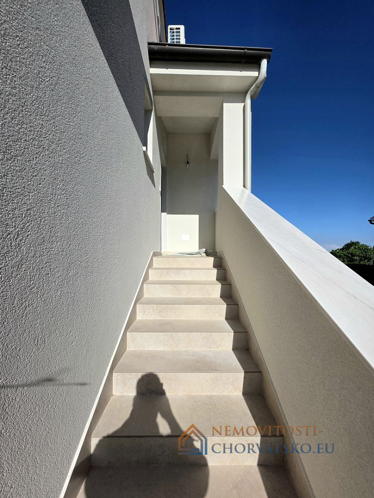 Prodej domu 195 m² s pozemkem 305 m² - Widok 6