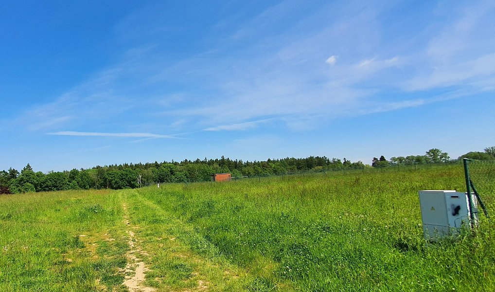 Prodej stavebního pozemku 924 m², Babice – náhled fotky 2