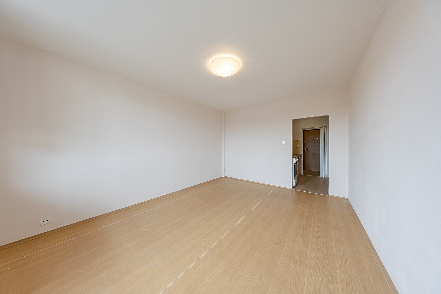 Pronájem bytu 1+kk 28 m² – fotografie 4