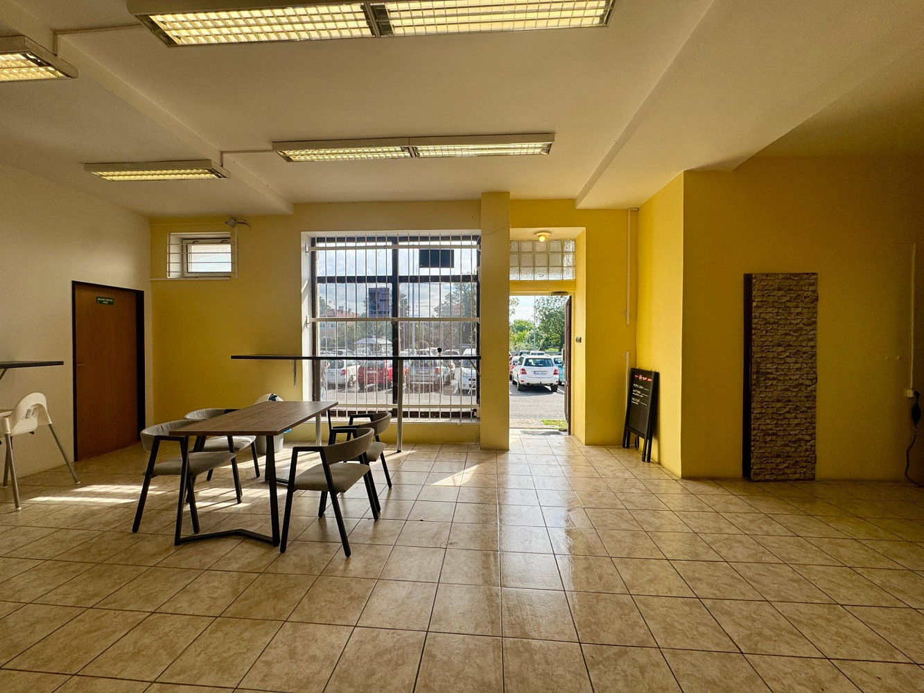 Pronájem obchodních prostor 110 m² – fotografie 2