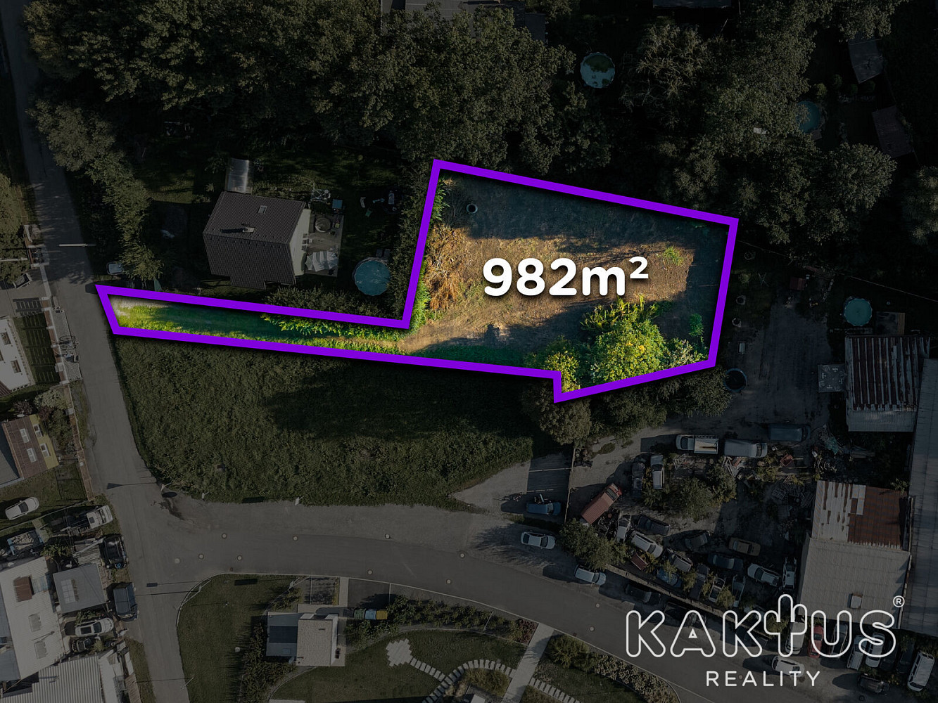 Prodej stavebního pozemku 982 m² – fotografie 2