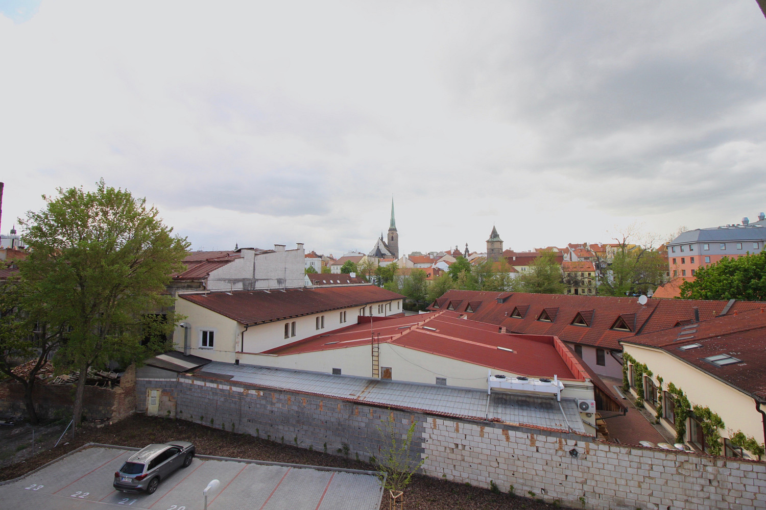 Vyhrazené parkovací stání v centru – fotografie 2