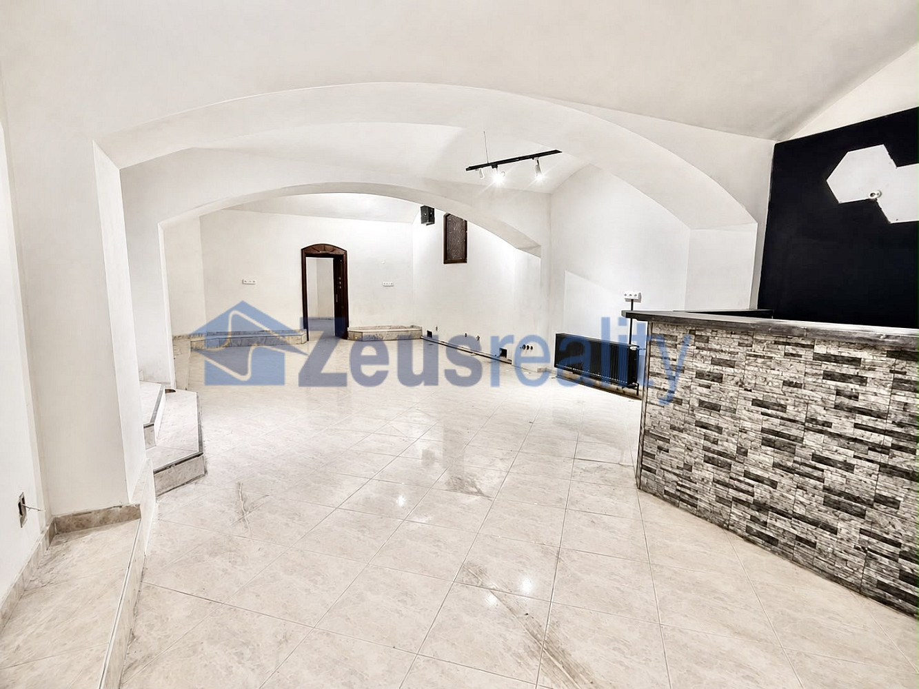 Pronájem obchodních prostor 170 m² – fotografie 2