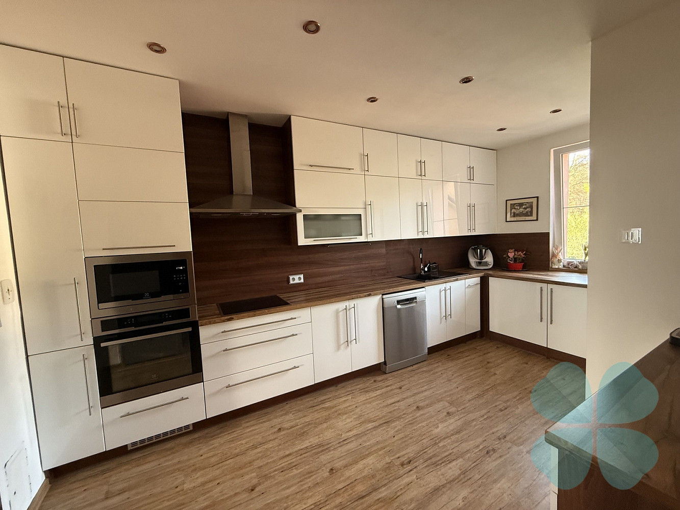 Prodej domu 220 m² s pozemkem 449 m² – fotografie 2