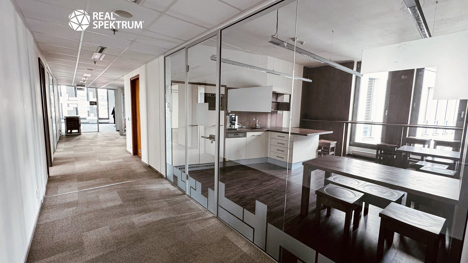 Pronájem kanceláře 374 m² – fotografie 3