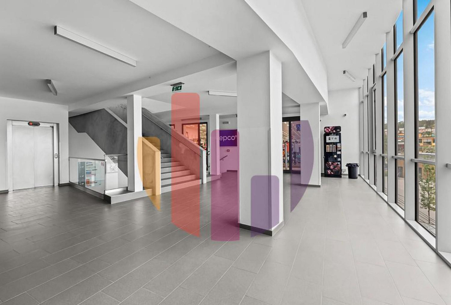 Pronájem obchodních prostor 111 m² — photo 2