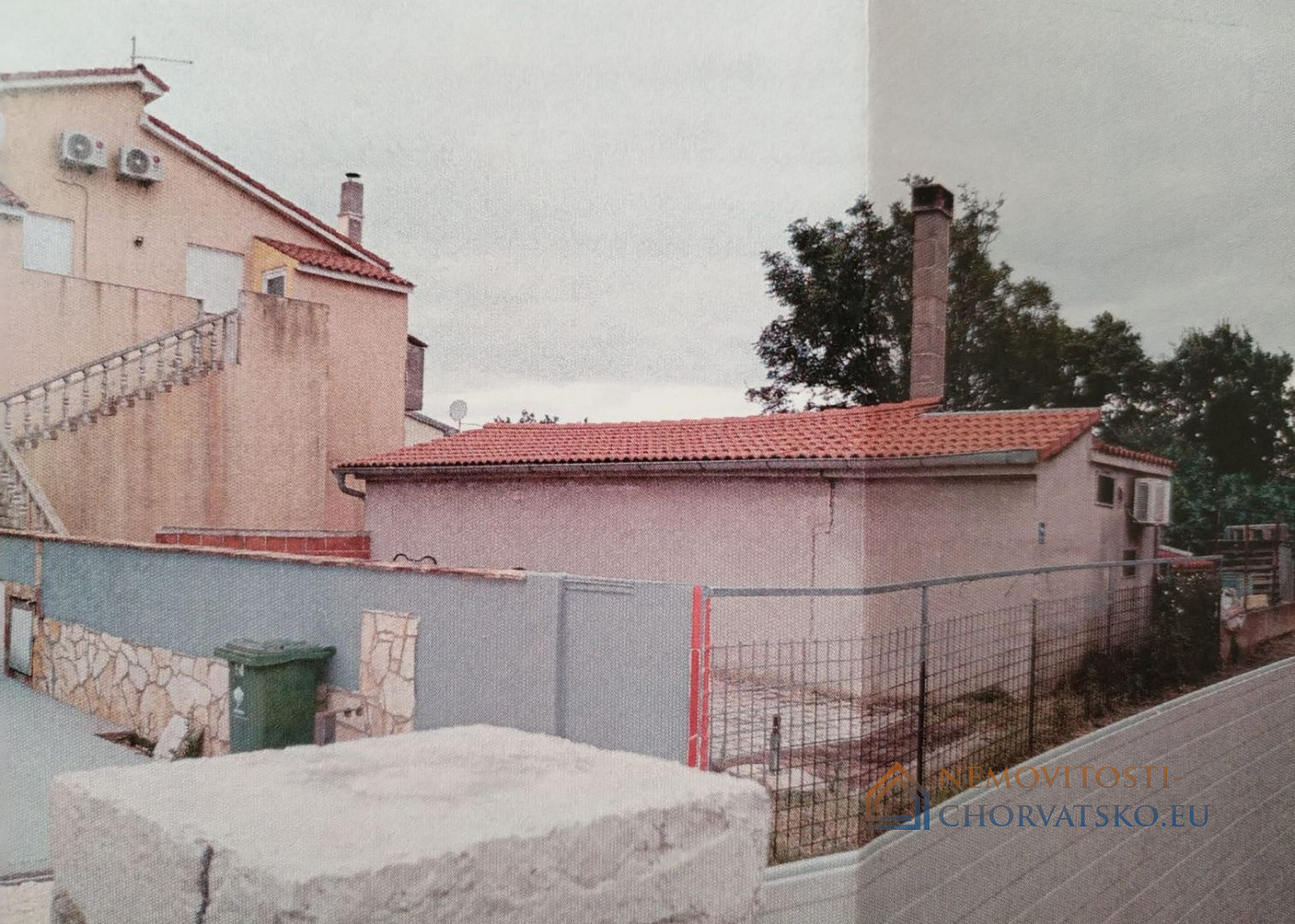 Prodej domu 258 m² s pozemkem 825 m² - Widok 2