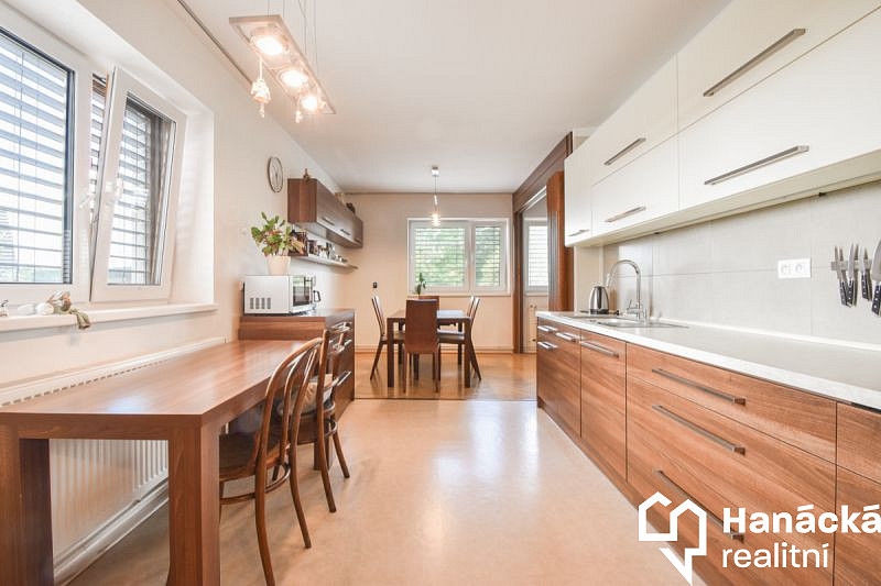 Prodej domu 345 m² s pozemkem 1 131 m² – fotografie 2