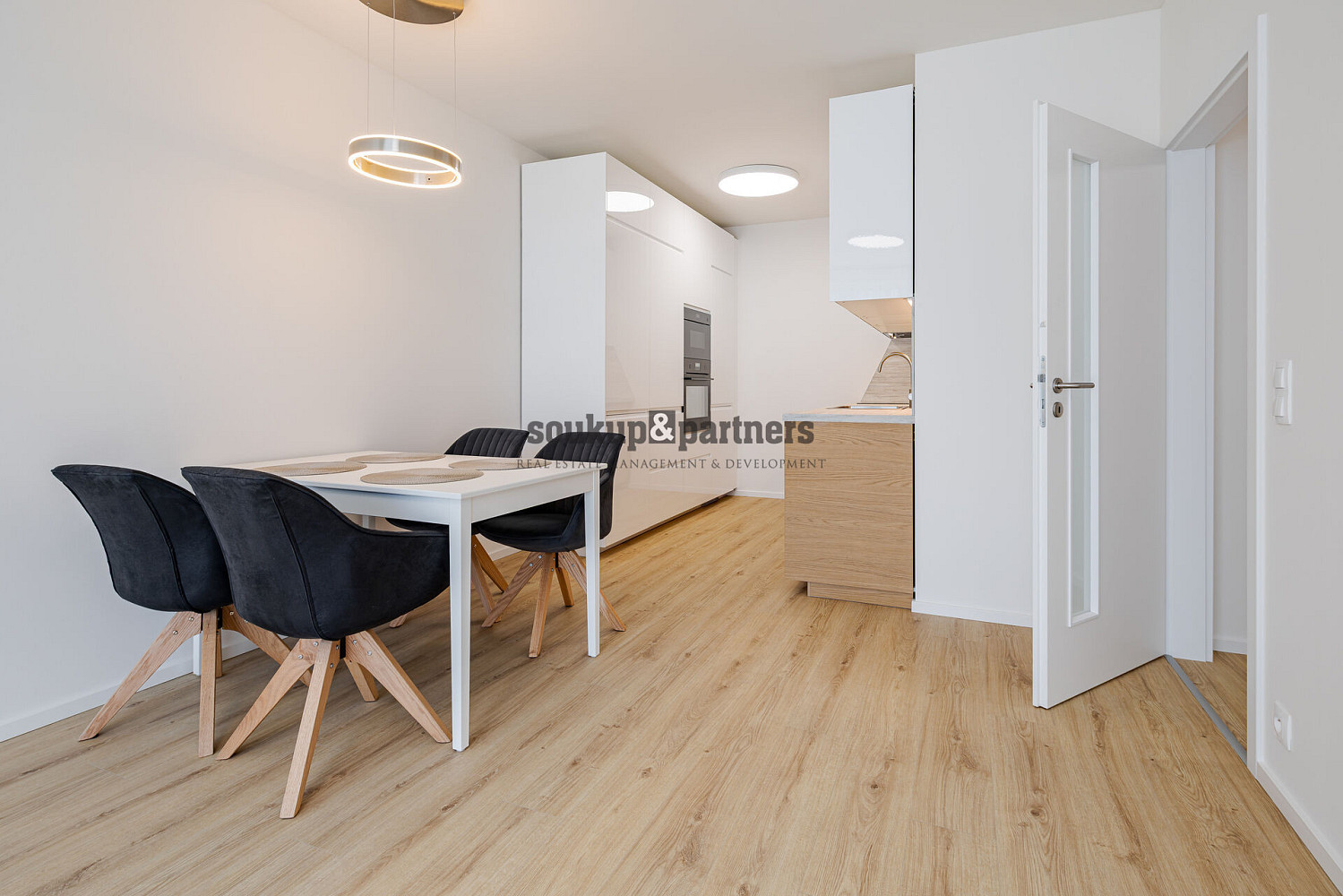 Pronájem bytu 2+kk 57 m² – fotografie 3