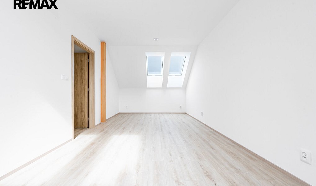 Prodej bytu 4+kk 91 m², Jince – náhled fotky 17