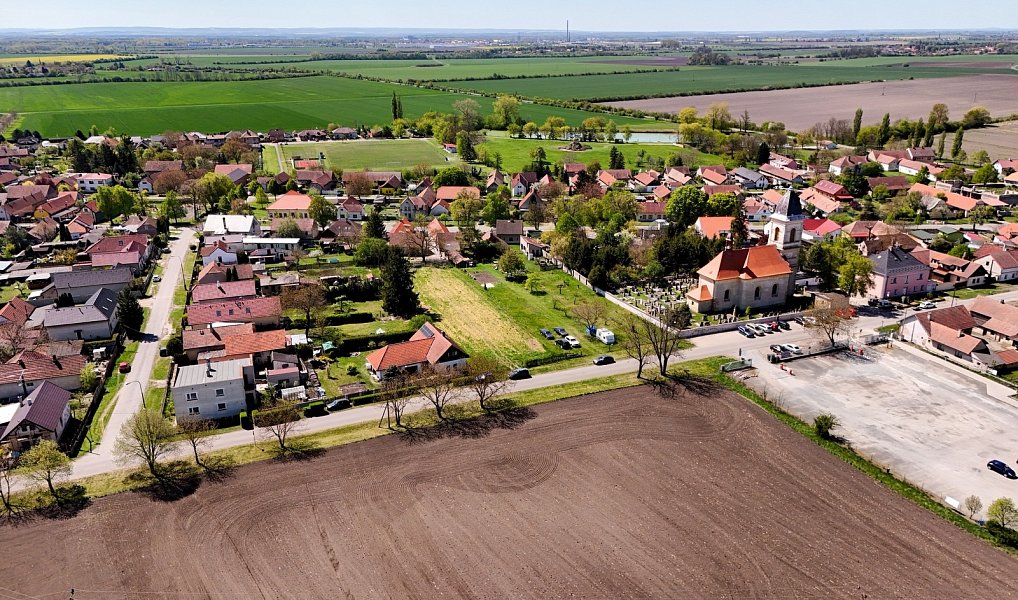 Prodej stavebního pozemku 873 m², Chleby – náhled fotky 7