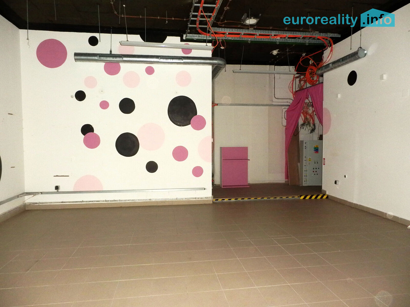 Pronájem obchodních prostor 51 m² – fotografie 3