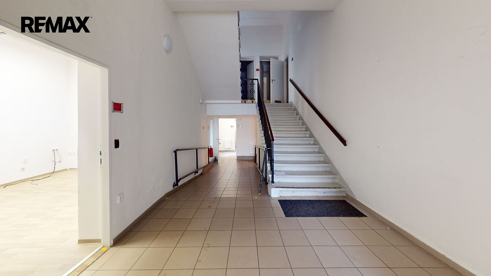 Pronájem kanceláře 649 m² – fotografie 5