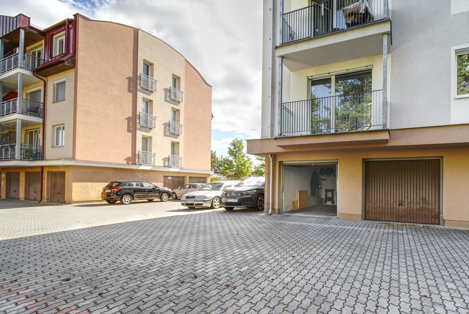 Garáž u dálnice d5, plzeň - černice