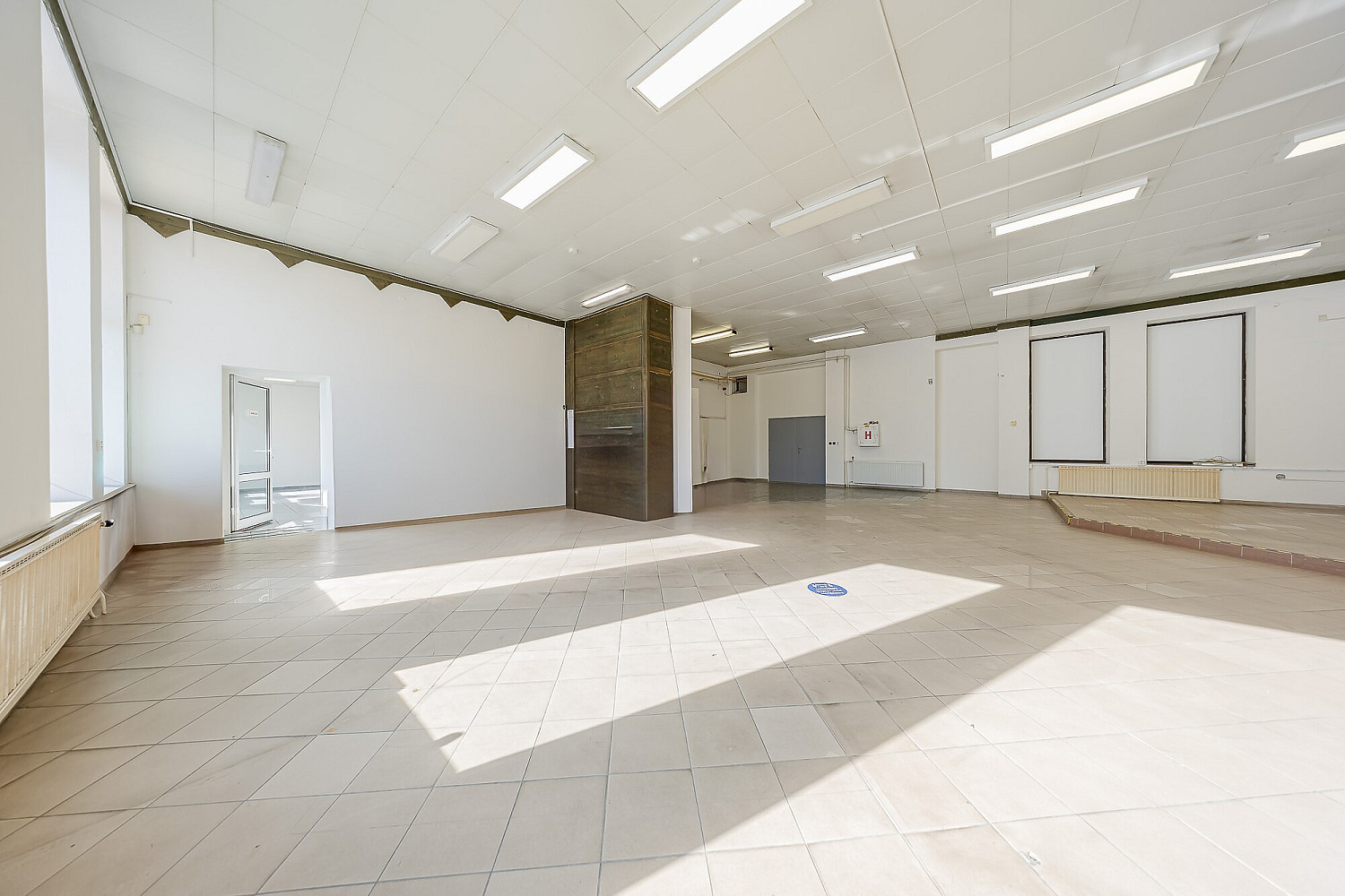 Pronájem obchodních prostor 299 m² ve Starém Městě – pohled 2