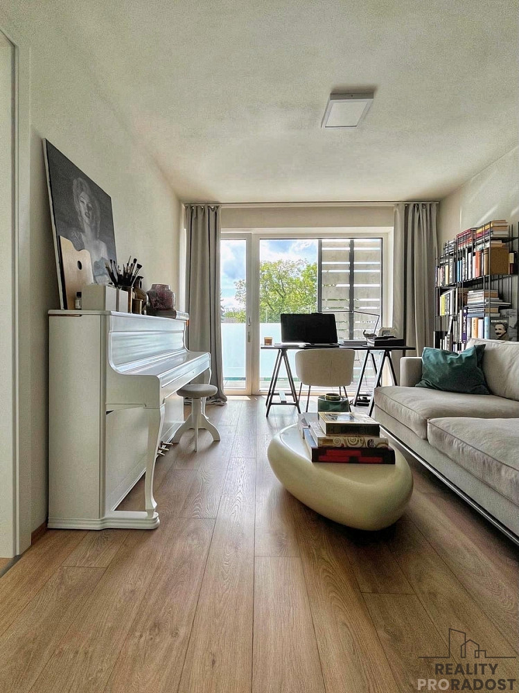 Pronájem bytu 2+kk 65 m² — photo 2