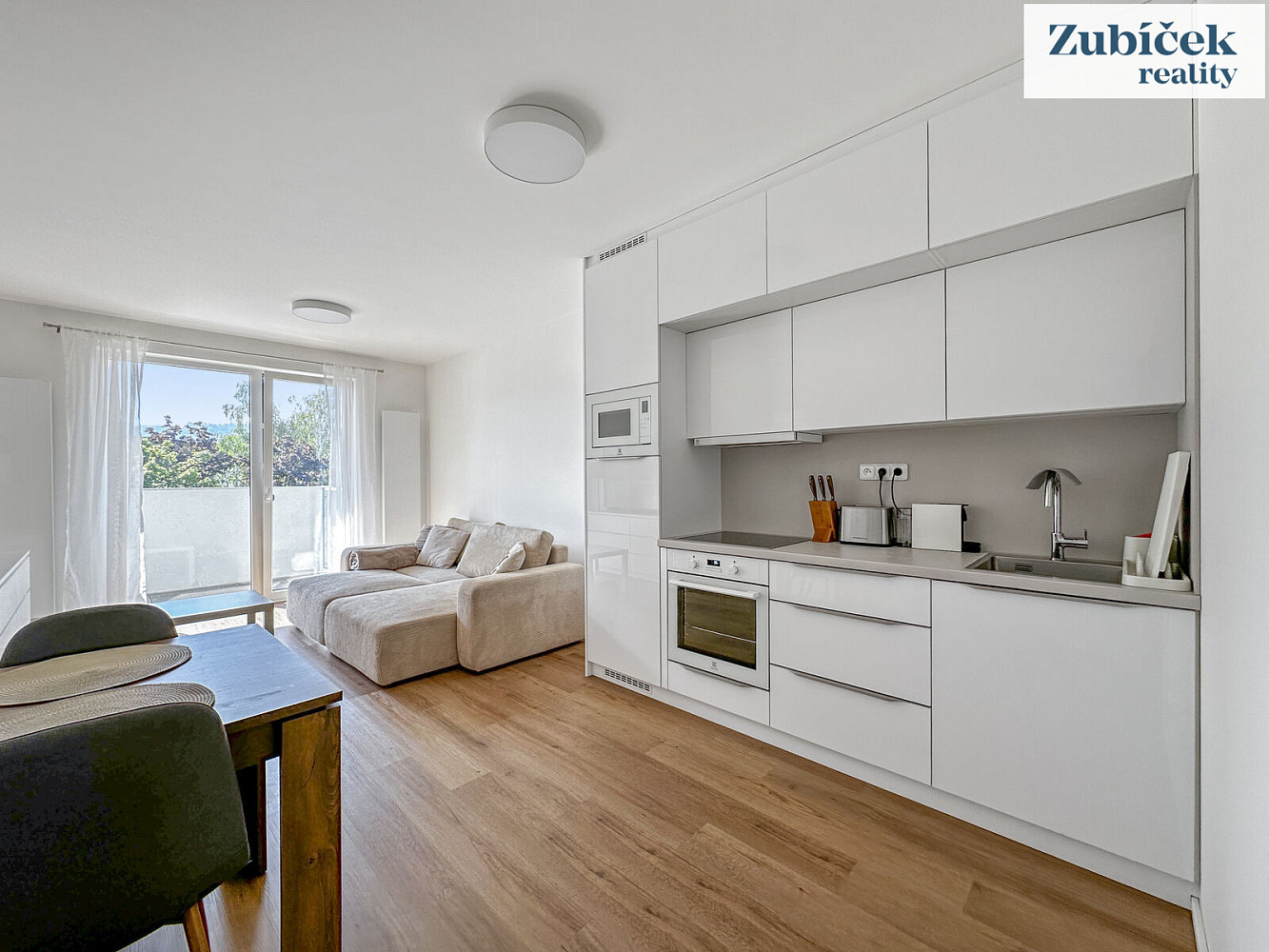 Pronájem bytu 1+kk 34 m² – fotografie 2