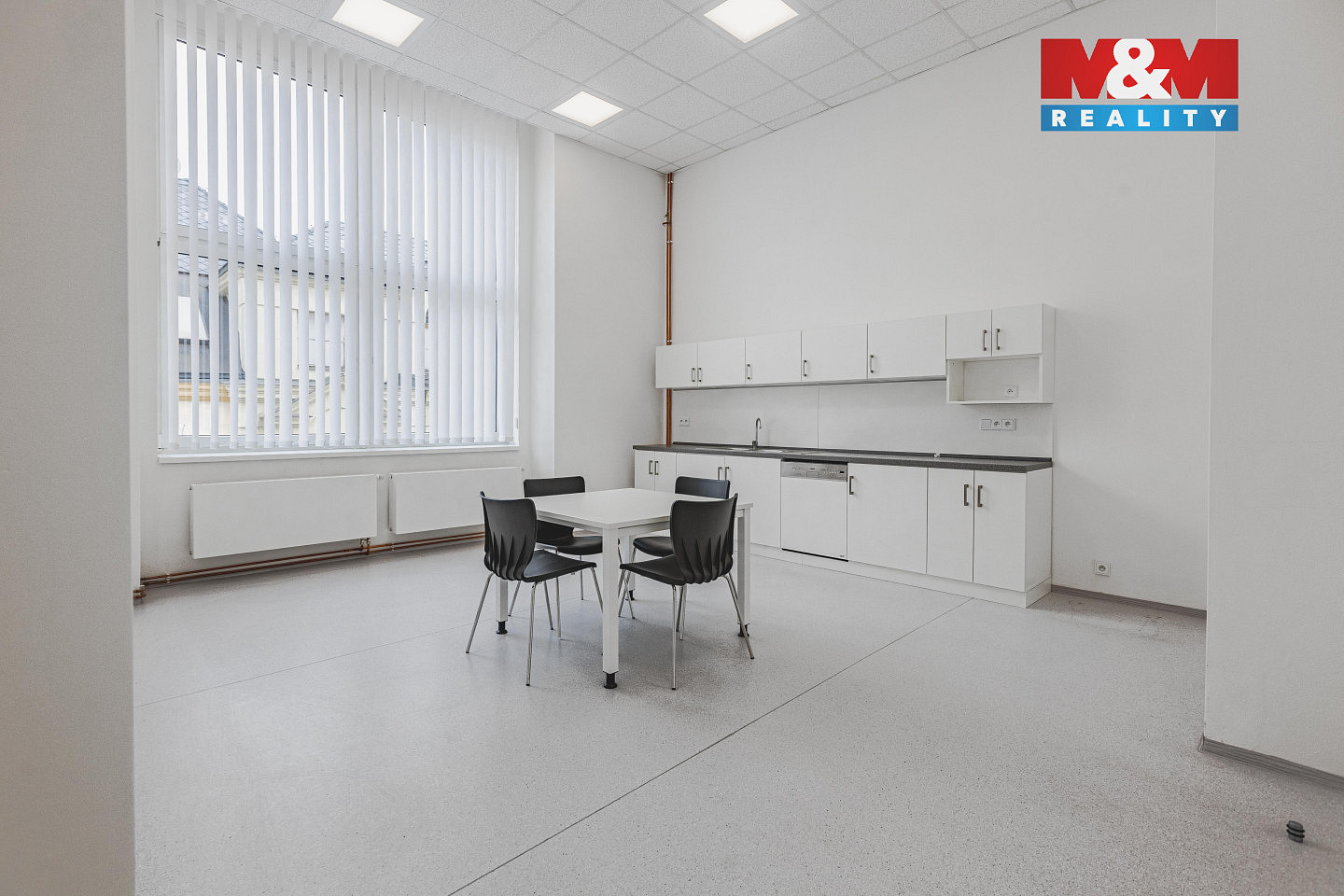 Pronájem kanceláře 396 m² – fotografie 3