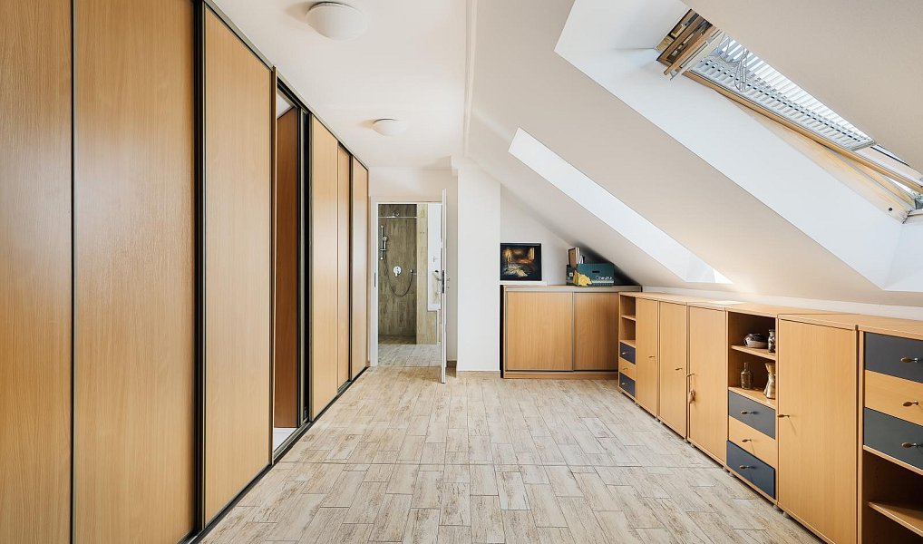 Prodej domu 320 m² s pozemkem 648 m², Jesenice – náhled fotky 16