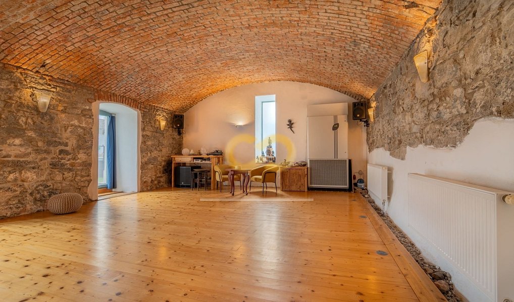 Prodej ubytovacího objektu 590 m², Uzeničky – náhled fotky 10