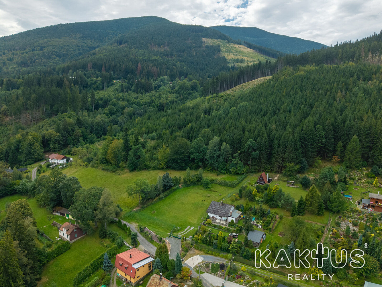 Prodej stavebního pozemku 1 367 m² – fotografie 4