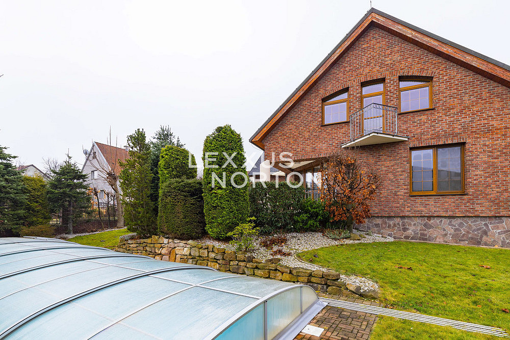 Pronájem domu 384 m² s pozemkem 903 m² — photo 2