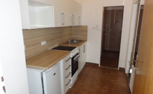 Pronájem bytu 1+kk 28 m², Štrossova, Pardubice - Bílé Předměstí