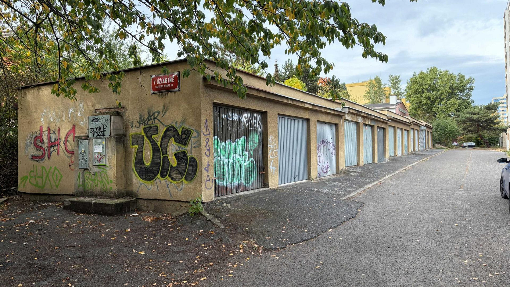 P-10, Malešice, řadová zděná garáž včetně pozemku, elektřina, ihned volná – fotografie 2